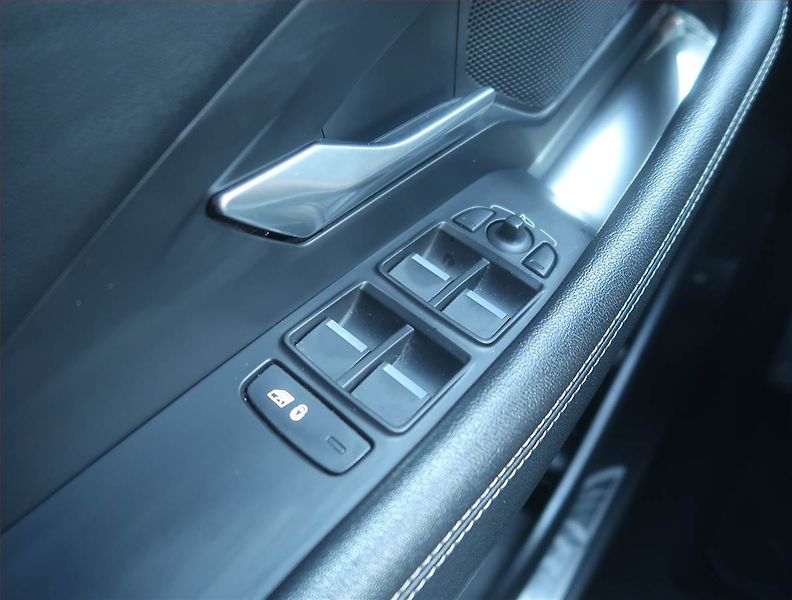 Jaguar E-Pace (2021) P300e AWD, 4X4, Automat - fotka 19 z 23