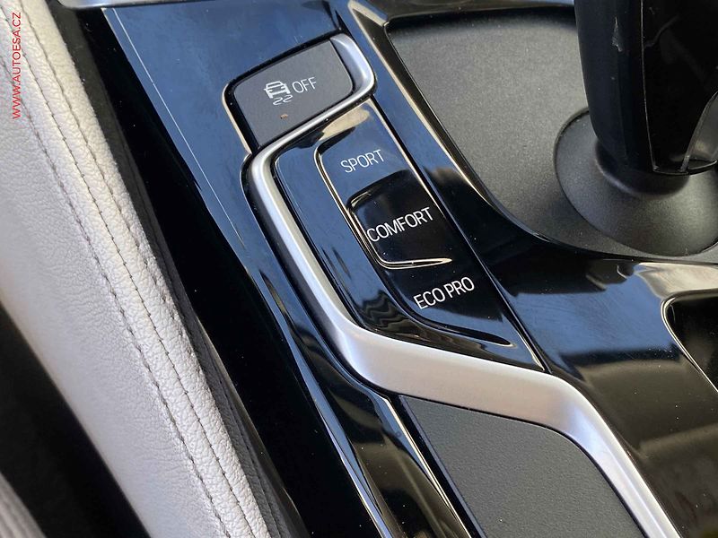 BMW Řada 5 (2018) 3.0i 540i xDrive, AT, +ALU - fotka 17 z 22