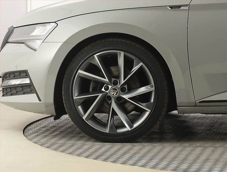 Škoda Superb (2023) Sportline 1.5 TSI, digi klima - fotka 15 z 31