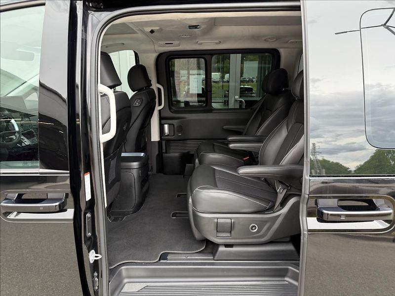 Hyundai Staria 1,6 T HEV 7M  Luxury Panorama - fotka 10 z 26