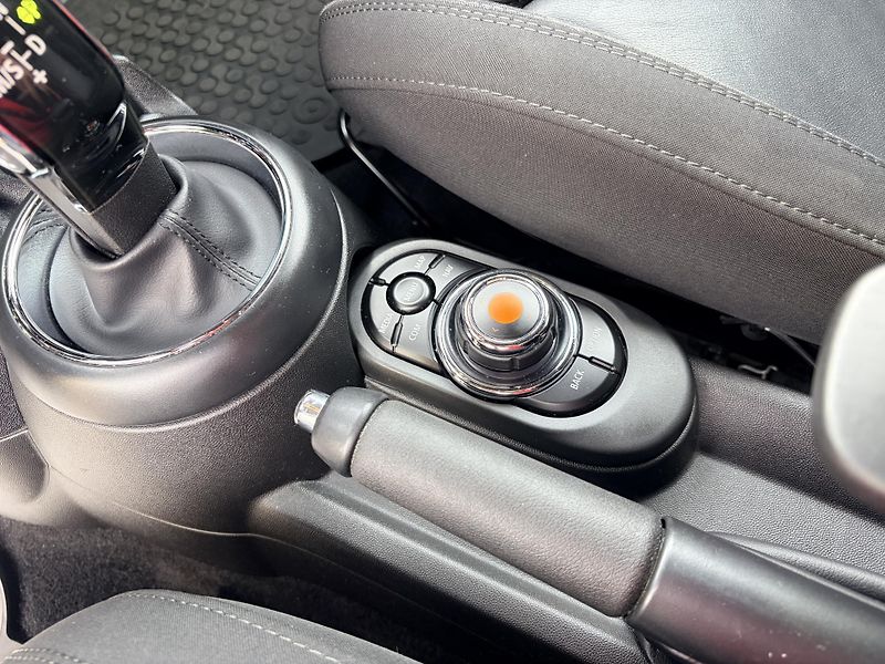 Mini Cooper 1.5 TURBO 100kW LED REZERVACE - fotka 23 z 38