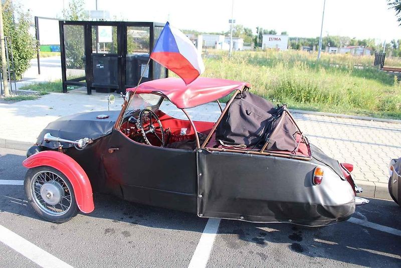 V retro auto muzeu Veteráni Litvínov měli ve středu zastávkou účastníci Velorex čundru 2024 na svém putování po severních Čechách. S nejstarším Velorexem z roku 1962 jede Petr Žůrek ze Světlé nad Sázavou.