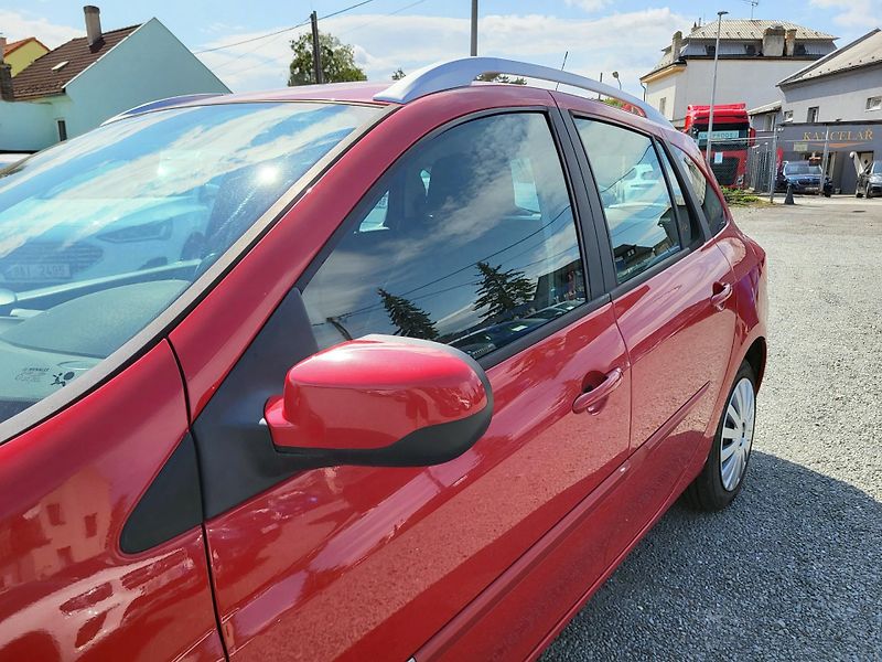 Renault Clio GRANDTOUR 1.2 i 16V ČR 1.majit - fotka 29 z 40