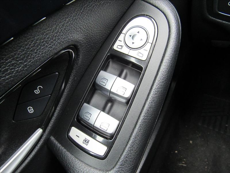 Mercedes-Benz Třídy C 1,6 d C200 BlueTEC - fotka 26 z 36