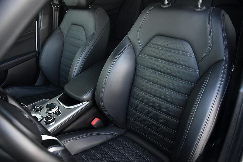 Alfa Romeo Giulia 2,0T 16V 206kW AT8-Q4 VELOCE - fotka 11 z 48