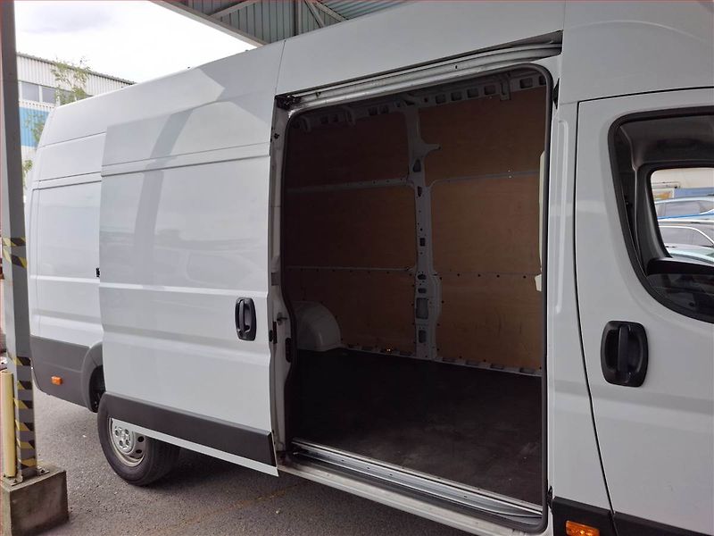 Peugeot Boxer (2023) 2.2 BlueHDi, Maxi, 16m3, 1.0t - fotka 14 z 17