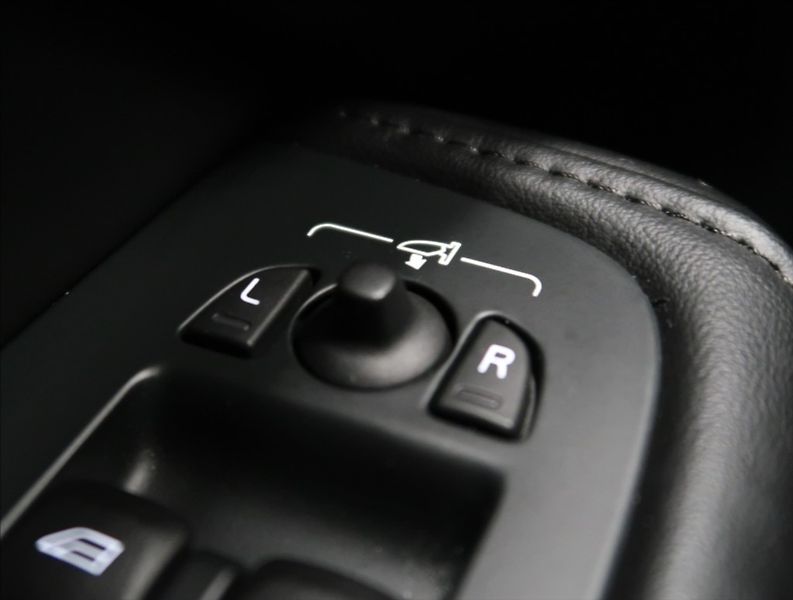 Volvo XC60 2,0 B4 AWD PLUS DARK 1. MAJ ČR - fotka 20 z 55