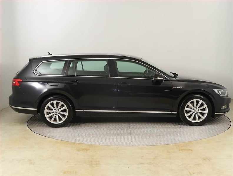 Volkswagen Passat (2018) 2.0 TDI, 4X4, Automat, Kůže - fotka 6 z 19