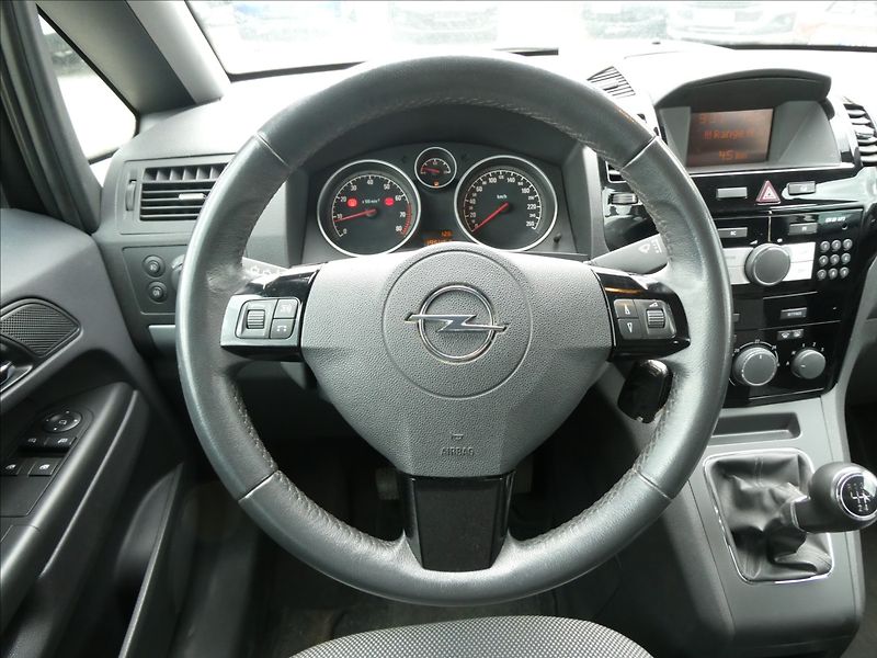 Opel Zafira 1,8 i 16V klima, závěs - fotka 28 z 38
