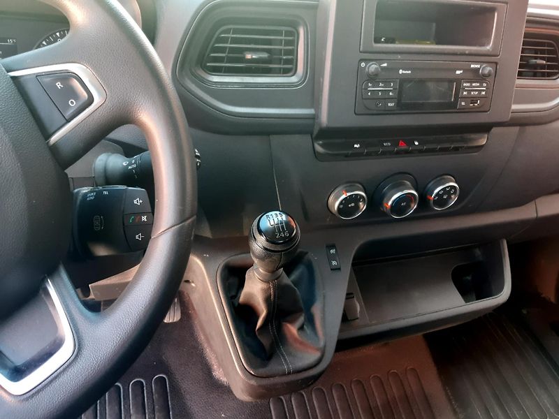 Renault Master (2023) 2.3TDi pouze 69000 km, 3,3m - fotka 10 z 11