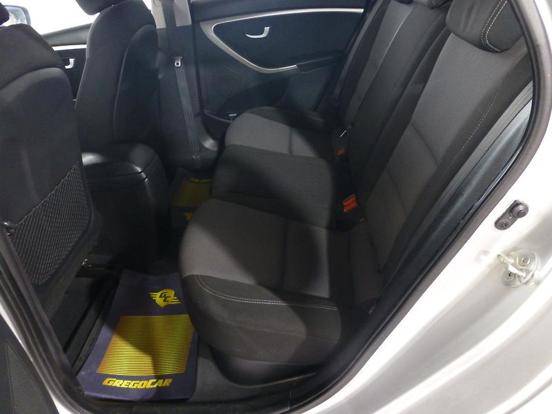 Hyundai i30 (2013) 1,6CRDI*ALU**VYHŘ.SED***KAMERA - fotka 14 z 25