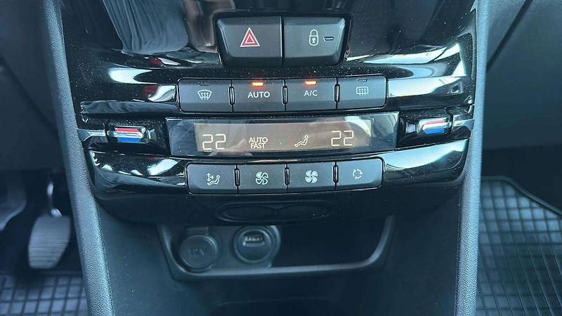 Peugeot 2008 Active 1,2 PureTech 61kW MT5/7 - fotka 14 z 23