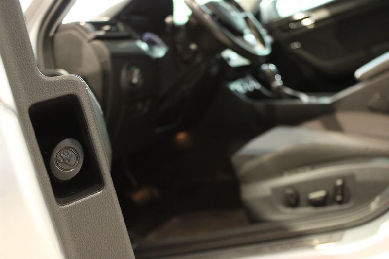 Škoda Superb TDi 140kW DSG 4x4 Style ACC/Ne - fotka 9 z 31