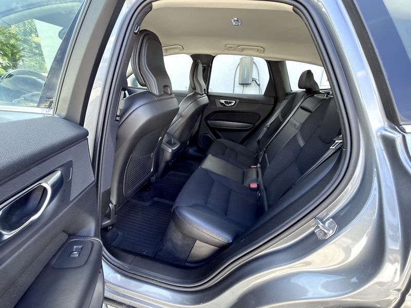 Volvo XC60 B4 AWD (nafta) // REZERVACE - fotka 12 z 47