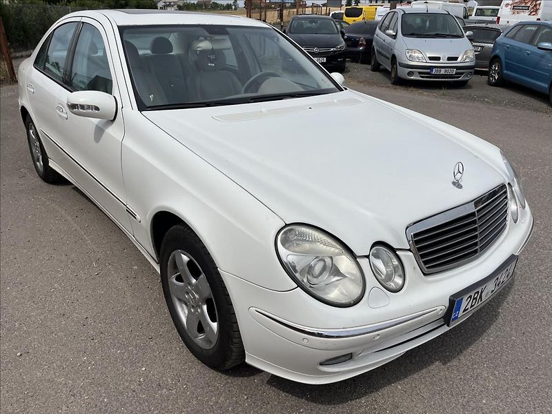 Mercedes-Benz Třídy E 3,2 i E320 AUT 165KW 4MATIC AC - fotka 3 z 34