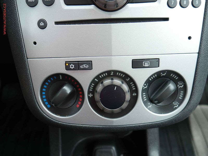 Opel Corsa (2012) 1.0i, ČR, AC, temp - fotka 17 z 18