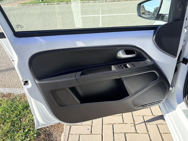 Volkswagen e-up! 64kW KAMERA - fotka 9 z 36