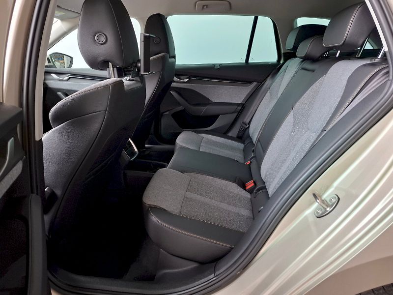 Škoda Octavia (2025) COMBI TOP SELECTION 2,0 TDI 11 - fotka 15 z 50