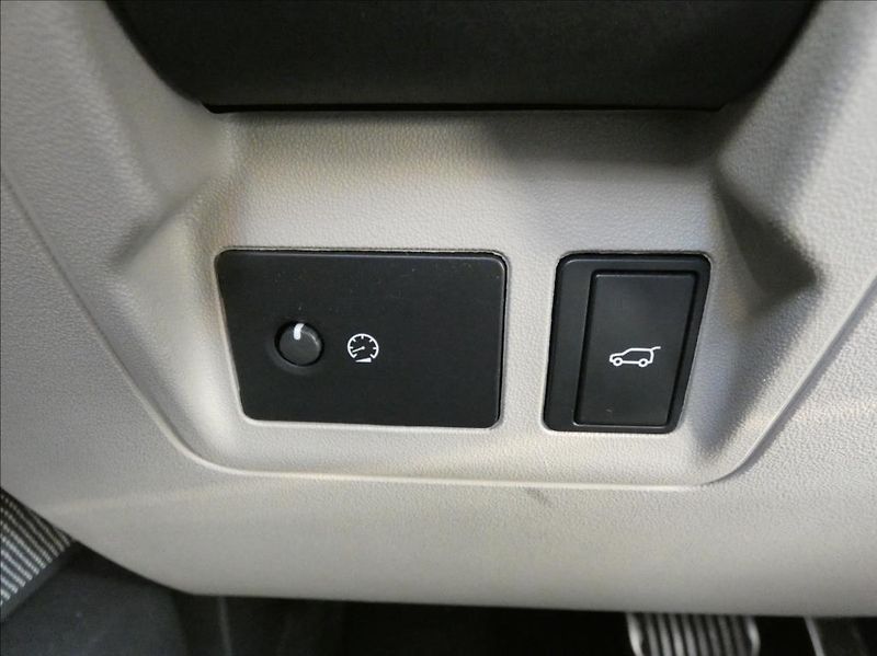 Land Rover Range Rover Velar 3,0 D300 R-Dynamic SE,1maj,ČR - fotka 20 z 44