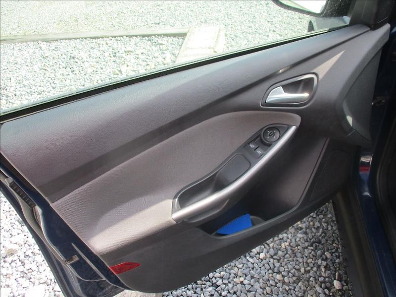 Ford Focus 1,6 i, klimatizace,serviska,CZ - fotka 17 z 36