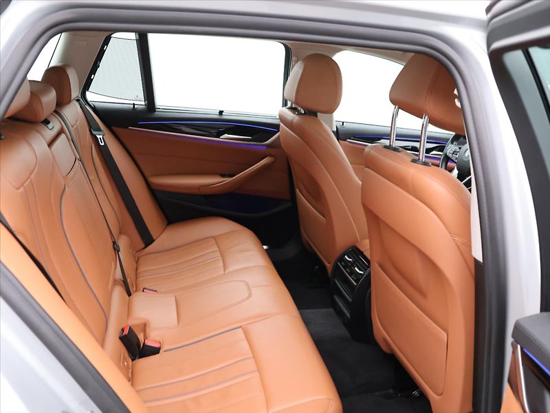 BMW Řada 5 2,0 530i xDrive Luxury Line - fotka 13 z 31