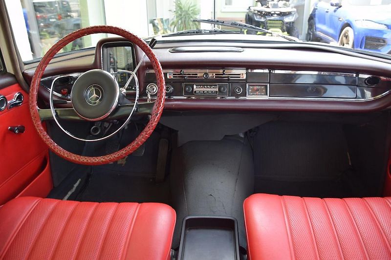 Mercedes-Benz 200 (1968) 200D  - fotka 6 z 31