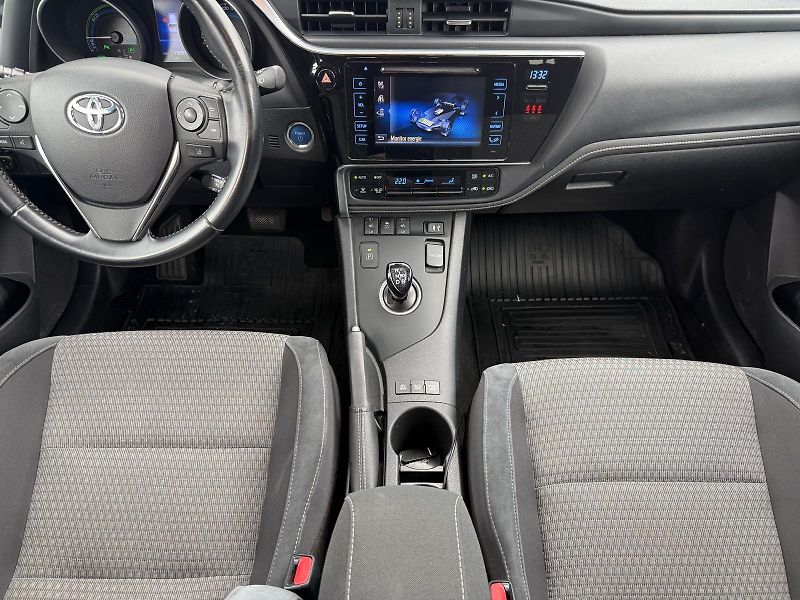 Toyota Auris 1.8 HSD e-CVT Selection - fotka 23 z 27