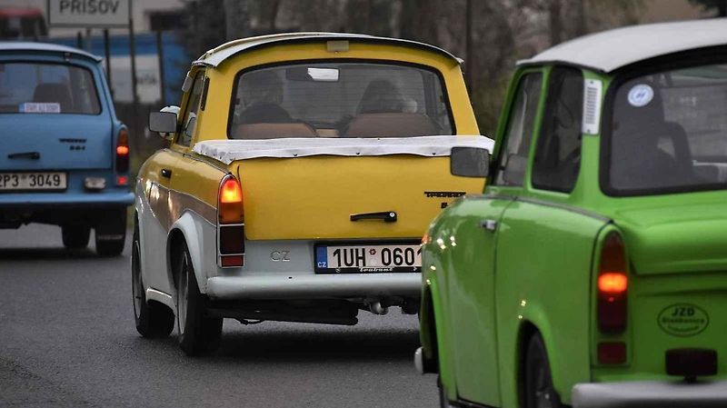 V závěsu jede vnuk pana Kutřína, který náklonost k trabantům podědil