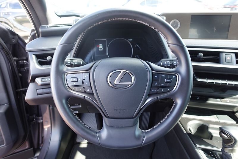 Lexus UX 250h 2,0HSD Special Edition - fotka 19 z 32