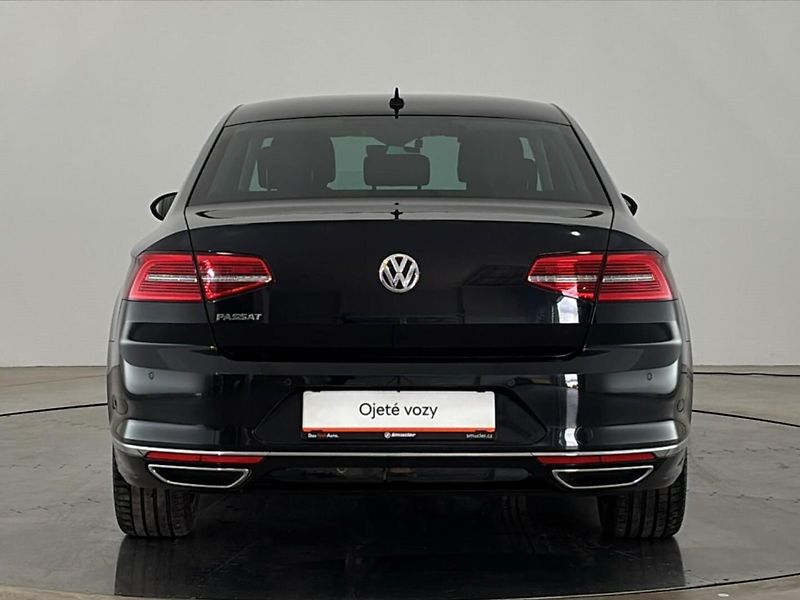 Volkswagen Passat R-Line DSG - fotka 17 z 32