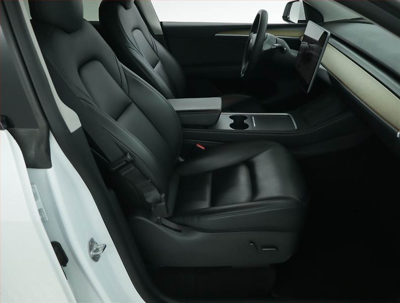 Tesla Model Y (2022) Long Range AWD 75kWh, SoH 89% - fotka 9 z 23