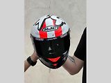 Český jezdec motocyklové třídy supersportů Oliver König a jeho helma pro závod v Mostě.