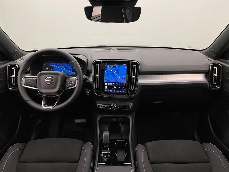 Volvo XC40 (2026) B3 AUT DARK ULTRA  - fotka 2 z 60