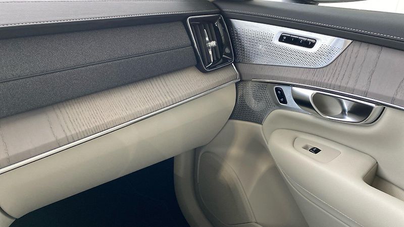 Volvo XC90 (2026) PLUS DARK, B5 AWD, 184+10 kW / - fotka 9 z 12