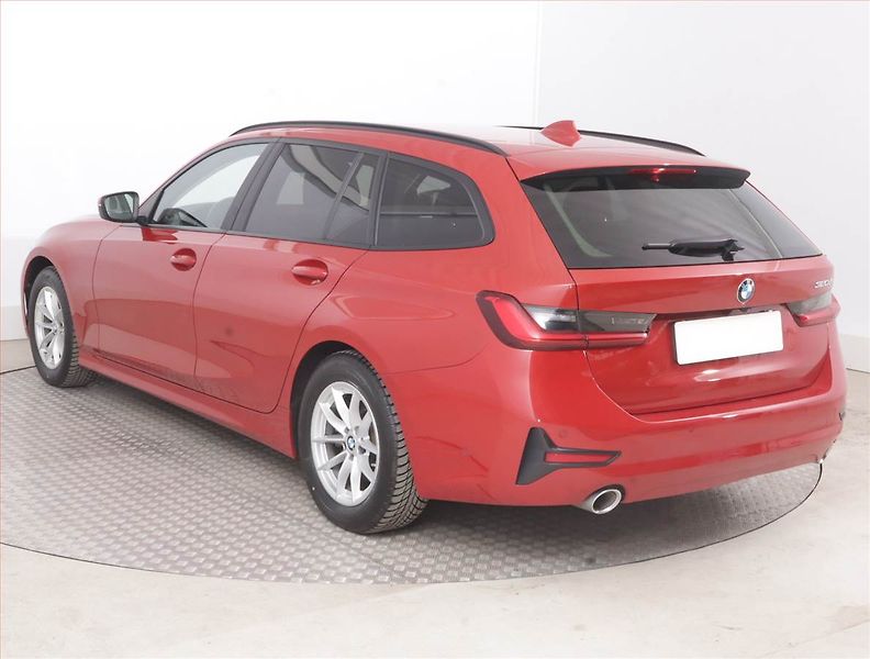 BMW Řada 3 (2019) Advantage 320 d - fotka 4 z 17