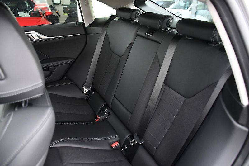 BMW i4 eDrive40 97,4%SoH. - fotka 18 z 39