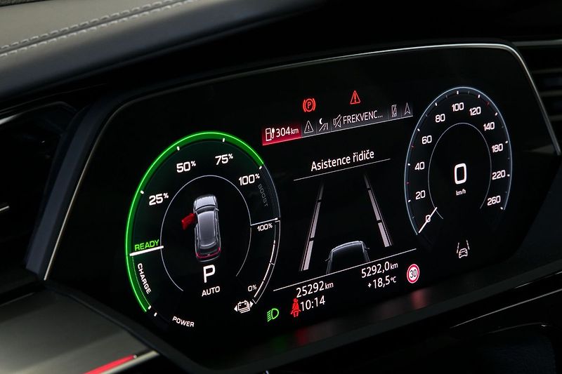 Audi e-tron 55 300kW Pano NightV HUD Tažné - fotka 44 z 50