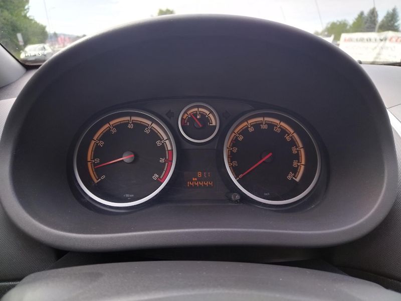 Opel Corsa 1.2 - fotka 18 z 27