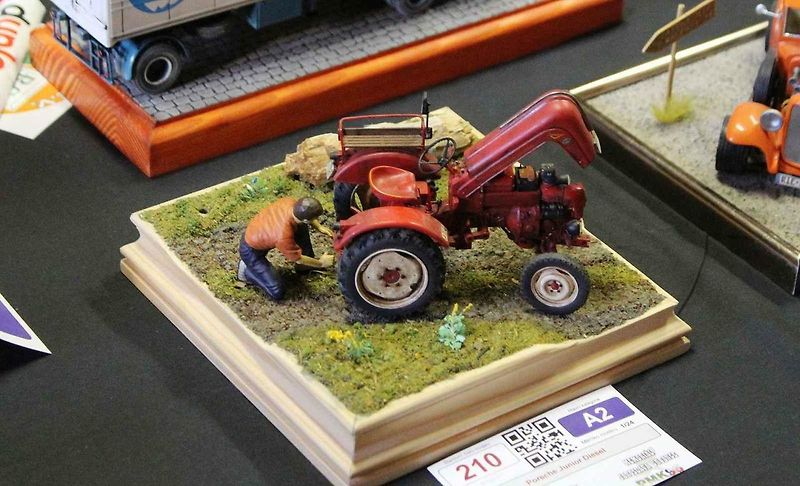 Porsche vyráběl také traktory. Na snímku je Porsche Junior Diesel na zemědělském festivalu Mathaisemarkt v roce 2015.
