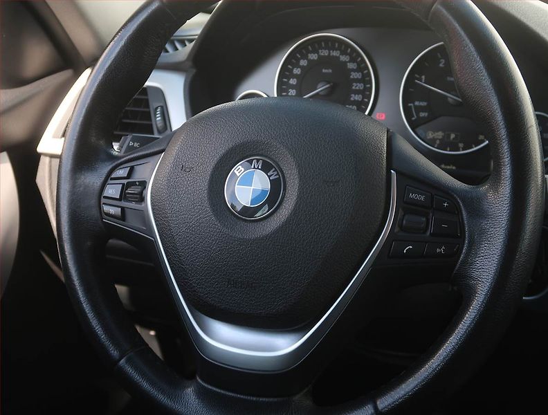 BMW Řada 3 (2017) 320 d xDrive, 4X4, Automat - fotka 20 z 20