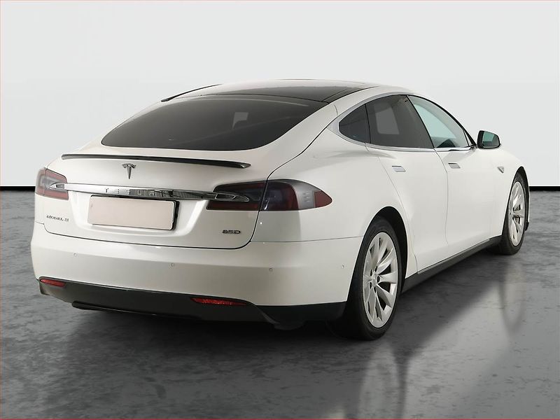 Tesla Model S (2015) 85D, SoH 92% - fotka 5 z 17