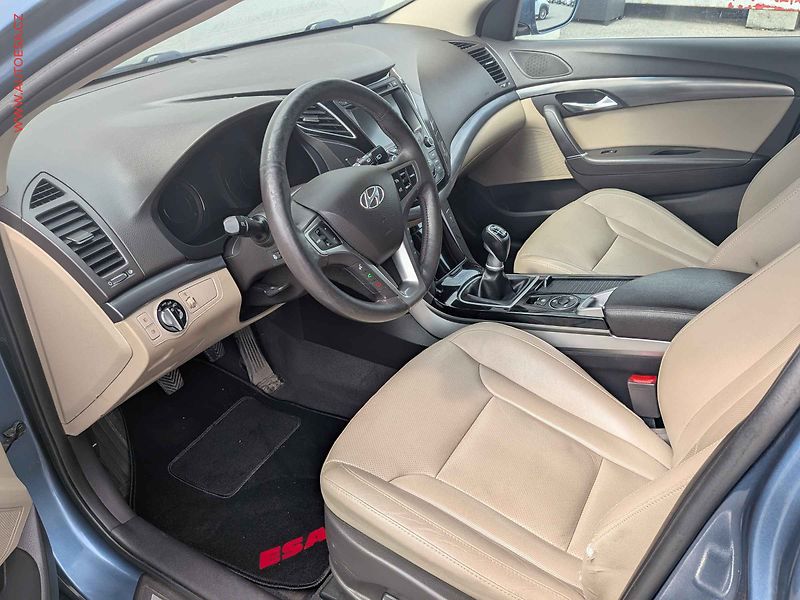 Hyundai i40 (2012) 1.7CRDi, Bixen, navi, park - fotka 9 z 16