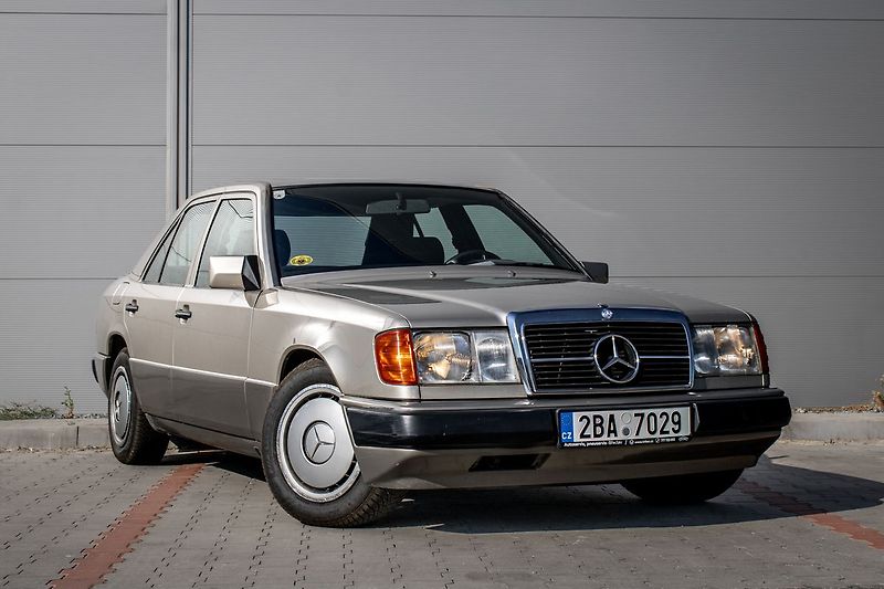 Mercedes-Benz Třídy E 124 C - fotka 3 z 23