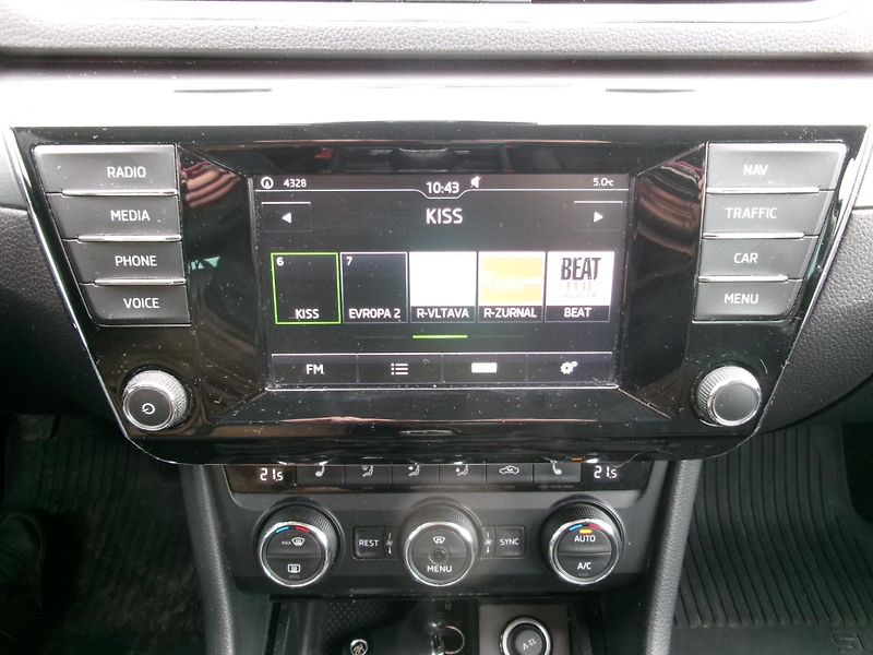 Škoda Superb (2015) 2,0TDI NAVI ACC 4x4 - fotka 24 z 36