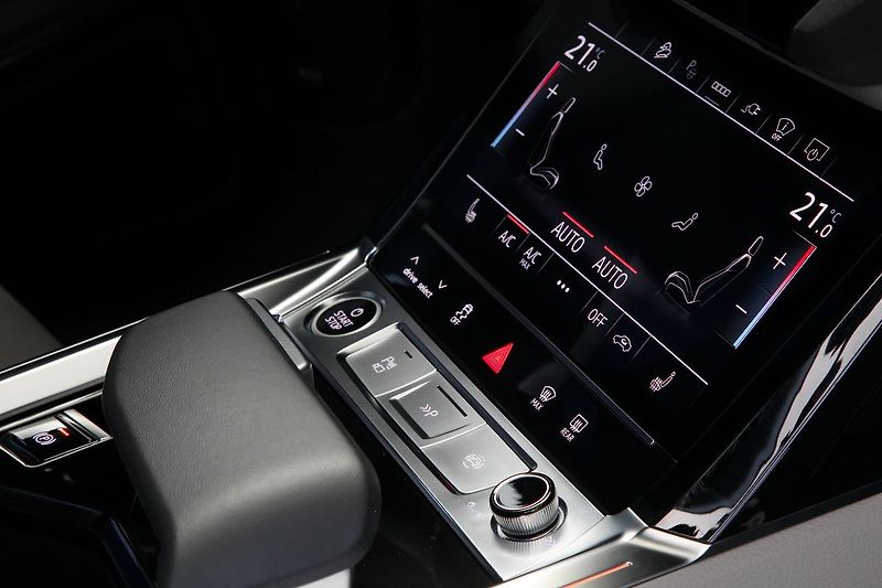 Audi e-tron 55 300kW Matrix Softclose HUD - fotka 27 z 44