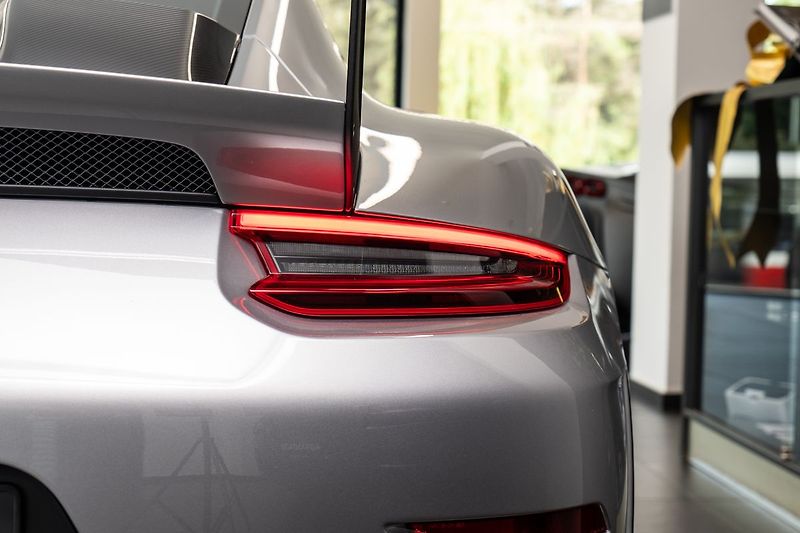 Porsche 911 (991.2) GT2 RS Weissach - fotka 11 z 15