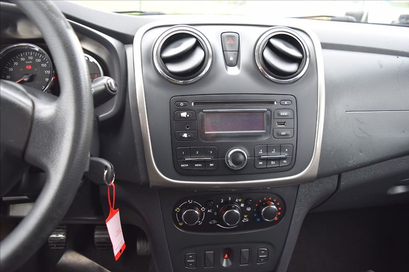 Dacia Sandero 1,2 i 55KW PO SERVISE - fotka 33 z 39