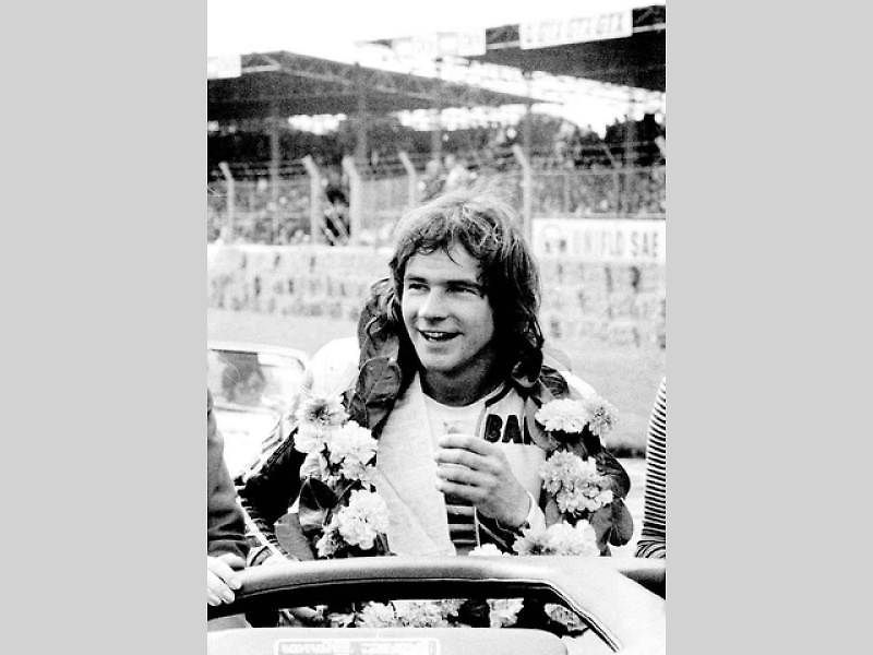 Barry Sheene (vpravo) byl legendáním motocyklovým závodníkem. Byl také známý tím, že bojkoval okruh v Brně. Na snímku je s Wilem Hartogem po závodě TT v Assenu.
