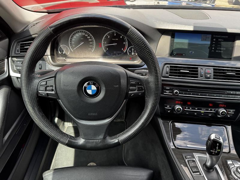 BMW Řada 5 (2012) 530XD M-paket - fotka 13 z 29