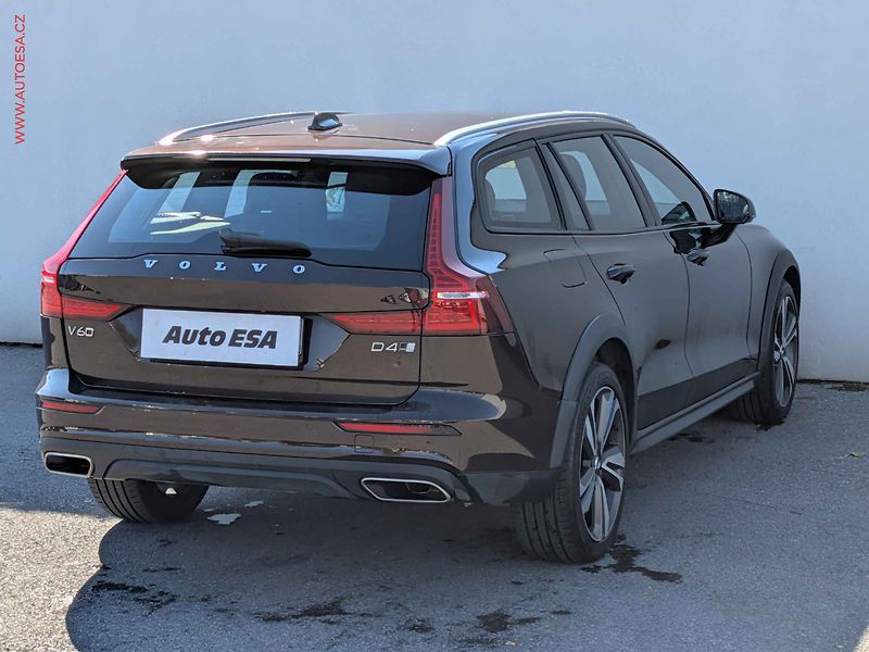 Volvo V60 (2019) 2.0D 4x4, Cross Country, AT - fotka 4 z 16
